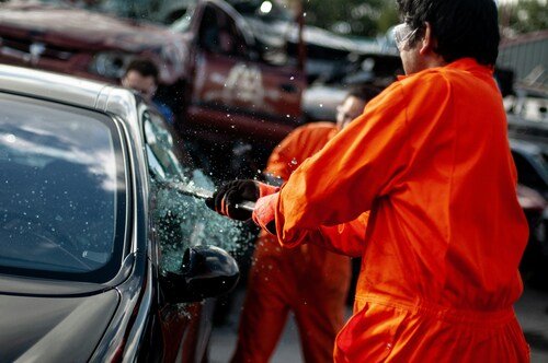 The Long-Term Benefits of Hiring Professional Auto Glass Repair Services